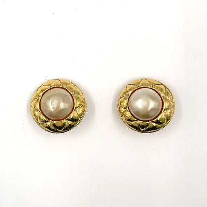 Chanel Matelasse Fake Pearl Metal X Fake Pearl Off White X Gold Earring