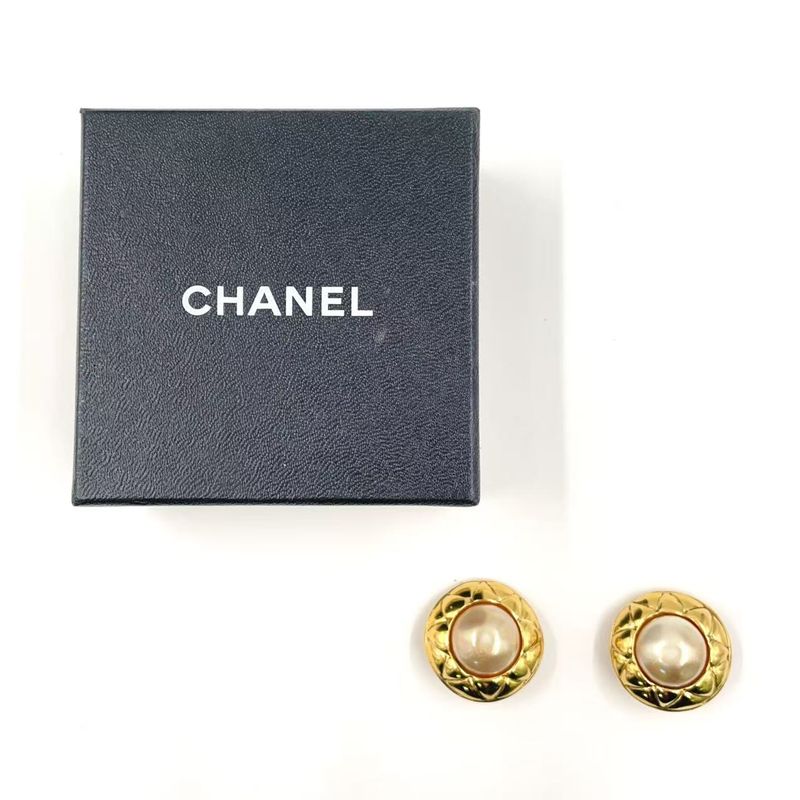 Chanel Matelasse Fake Pearl Metal X Fake Pearl Off White X Gold Earring