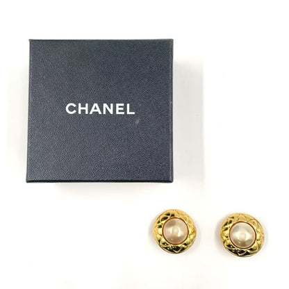 Chanel Matelasse Fake Pearl Metal X Fake Pearl Off White X Gold Earring