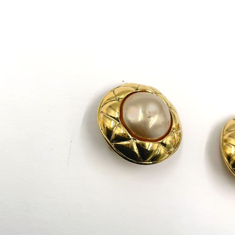 Chanel Matelasse Fake Pearl Metal X Fake Pearl Off White X Gold Earring