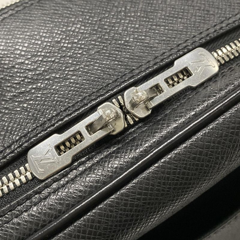 Louis Vuitton Shoulder Bag Taiga Reporter M30152 Ardoise Leather