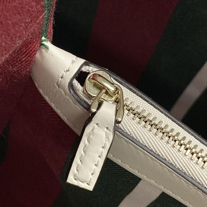 Gucci Shoulder Bag GG Emblem Medium Bucket Bag 815103 Beige X Ivory Leather