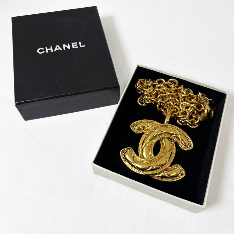 Chanel CC Logo Chain Necklace Gold Quilted