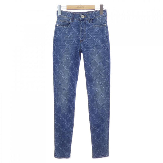 Chanel P62010v47631 19B Jeans