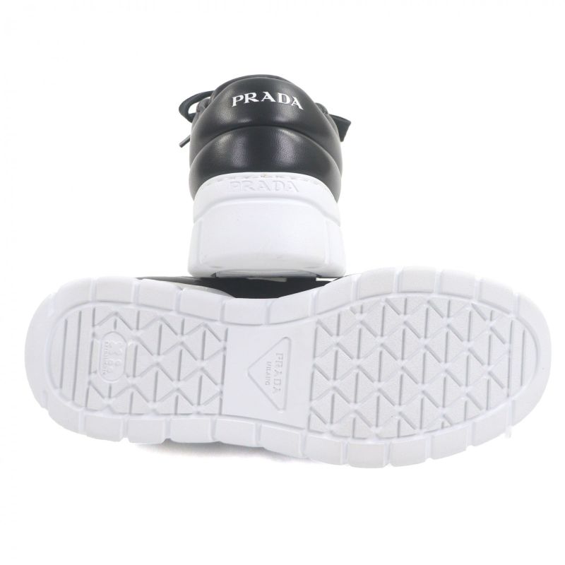 Prada 2ee386 Fly Block Padded Nappa Leather Triangle Logo Triangle Plate Low
