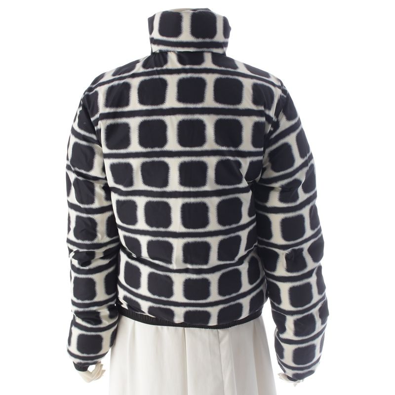 Chanel 07A Reversible Down Jacket Storage Bag Down Jacket P31622 Black White