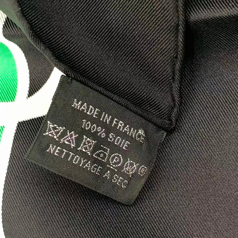 HERMES Silk Scarf Carre 90 Please Check IN Green Box Included