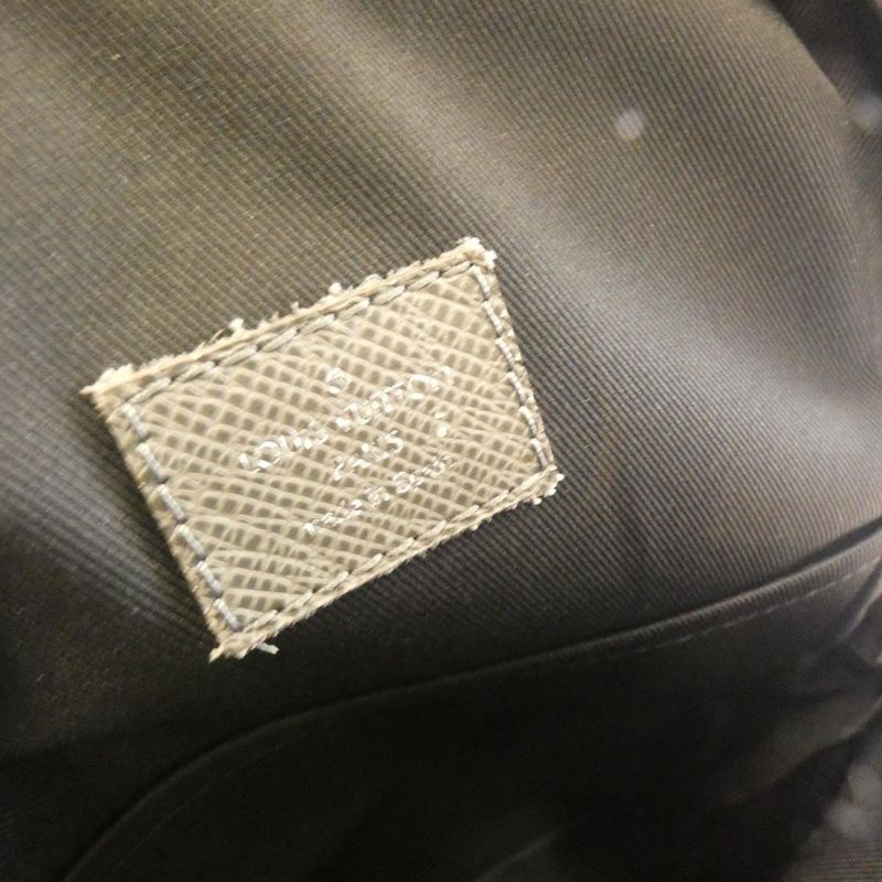 Louis Vuitton Taiga Avenue Ring Bag M30801 Shoulder Bag