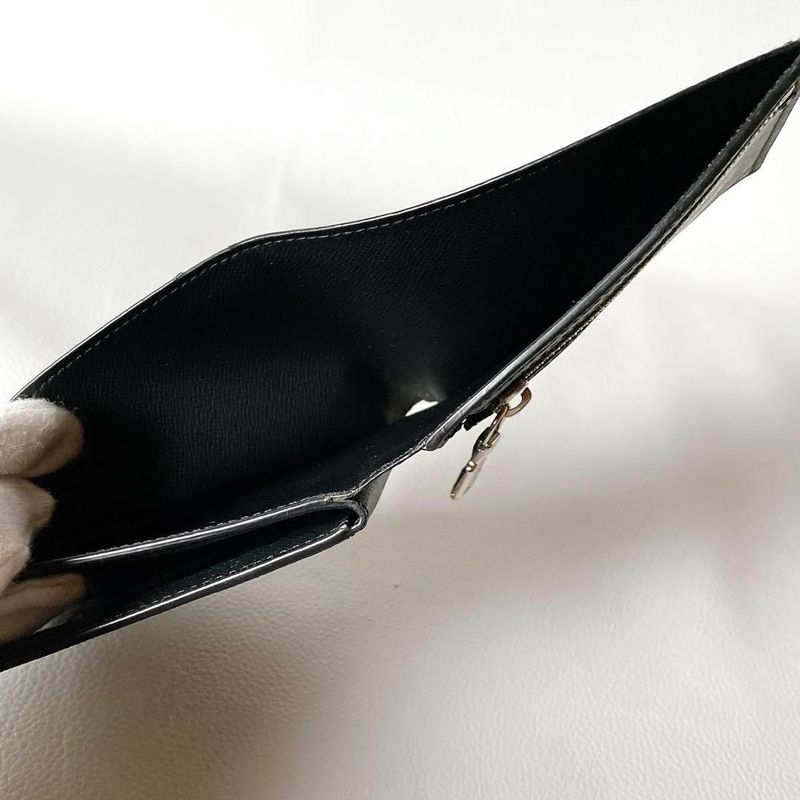 Louis Vuitton Taiga Portefeuille Amerigo NM Bifold Wallet