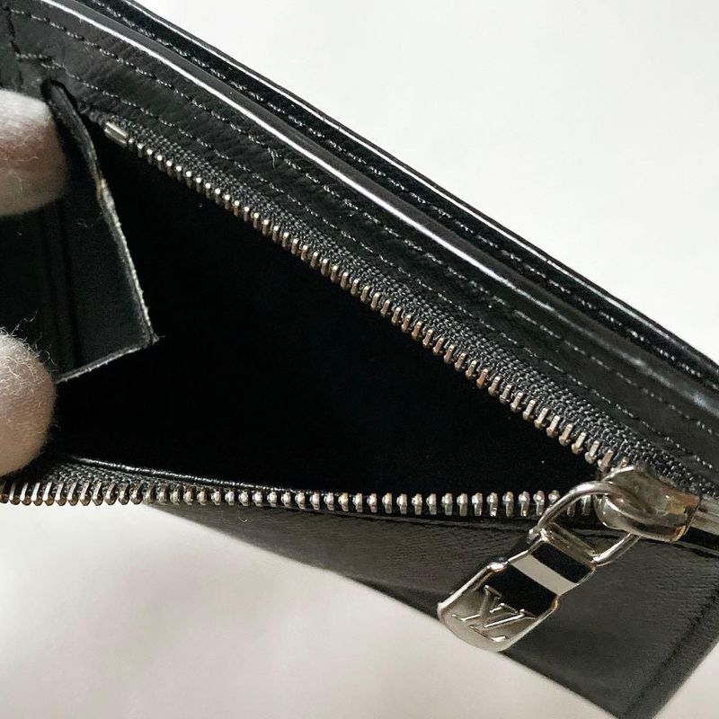 Louis Vuitton Taiga Portefeuille Amerigo NM Bifold Wallet