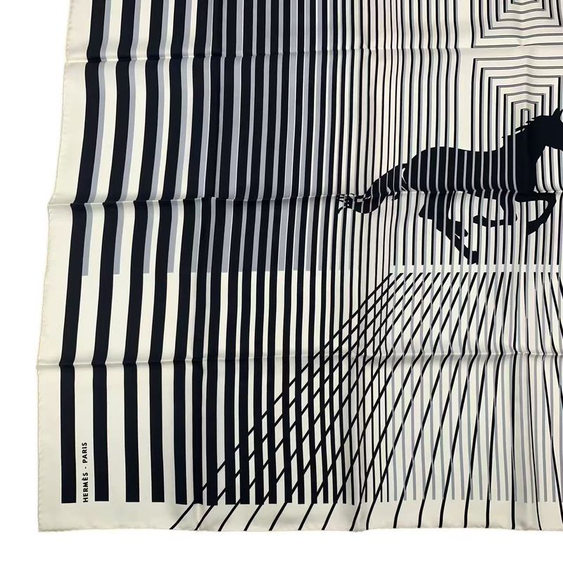 HERMES Carre 90 Mouchoir Imprime H AU Galop Horse Pattern White