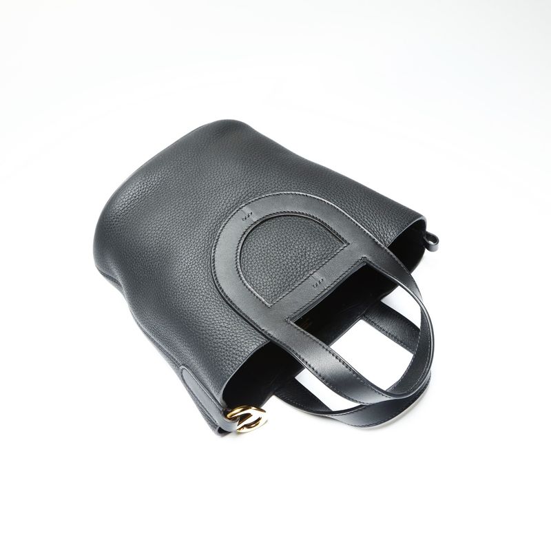 Hermes Handbag in the Loop 18