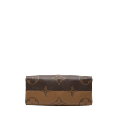 Louis Vuitton Monogram Giant Reverse on the Go MM Shoulder Bag
