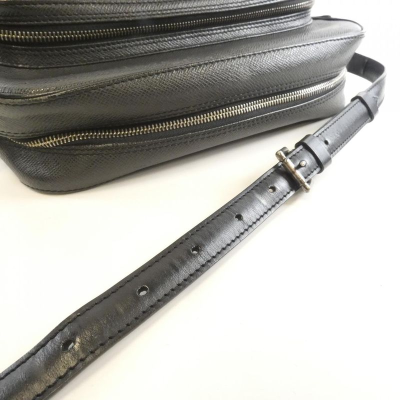 Louis Vuitton Taiga Nile Shoulder Bag