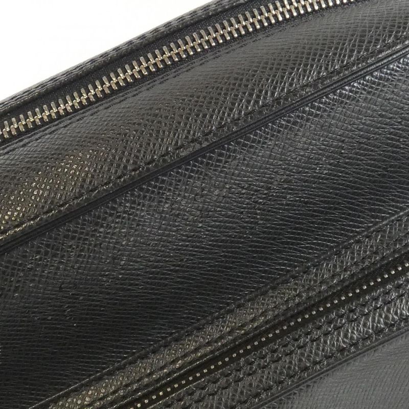 Louis Vuitton Taiga Nile Shoulder Bag