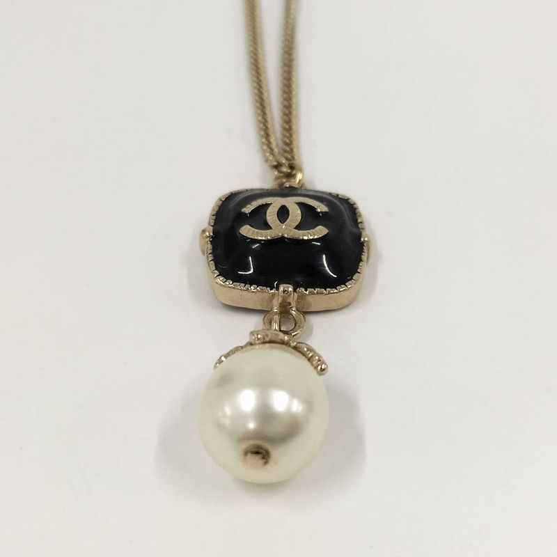 Chanel CC Logo Pearl Necklace
