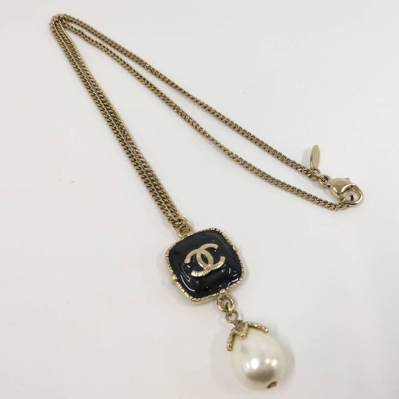 Chanel CC Logo Pearl Necklace