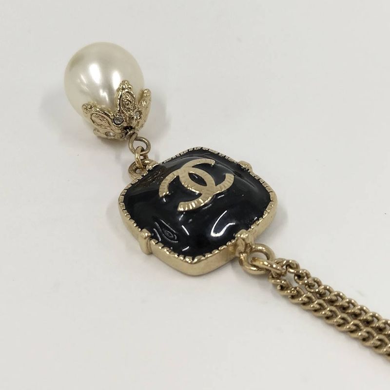 Chanel CC Logo Pearl Necklace