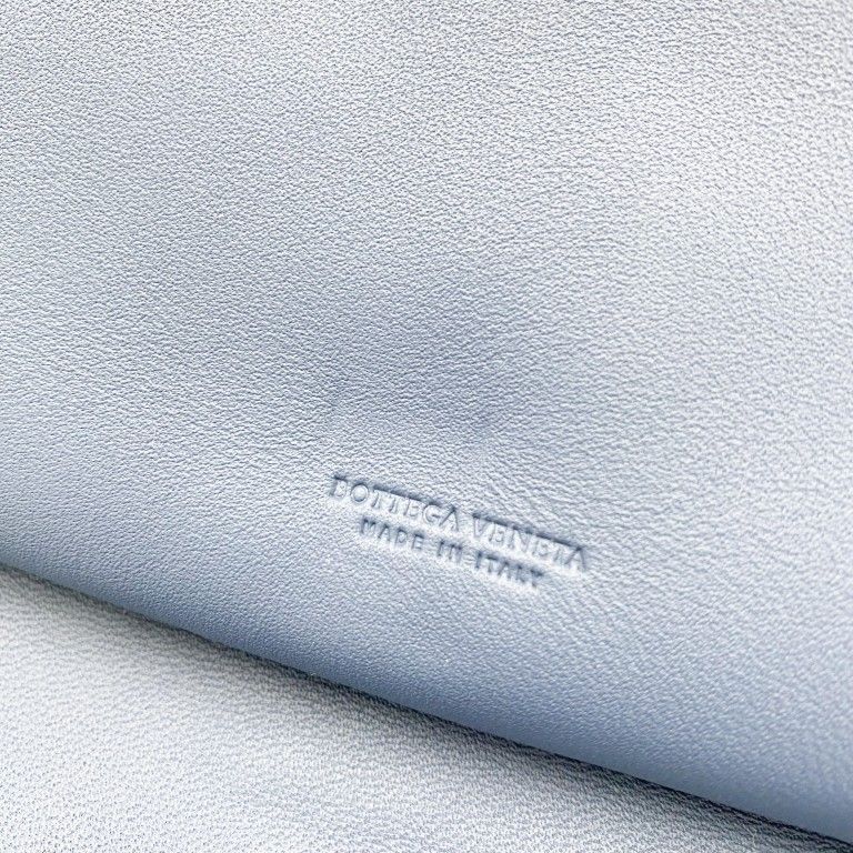 Bottega Veneta Clutch Intrecciato Micro Macro Blue Leather