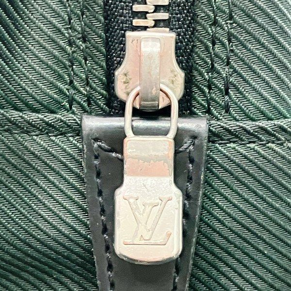 Louis Vuitton Taiga Parana Clutch