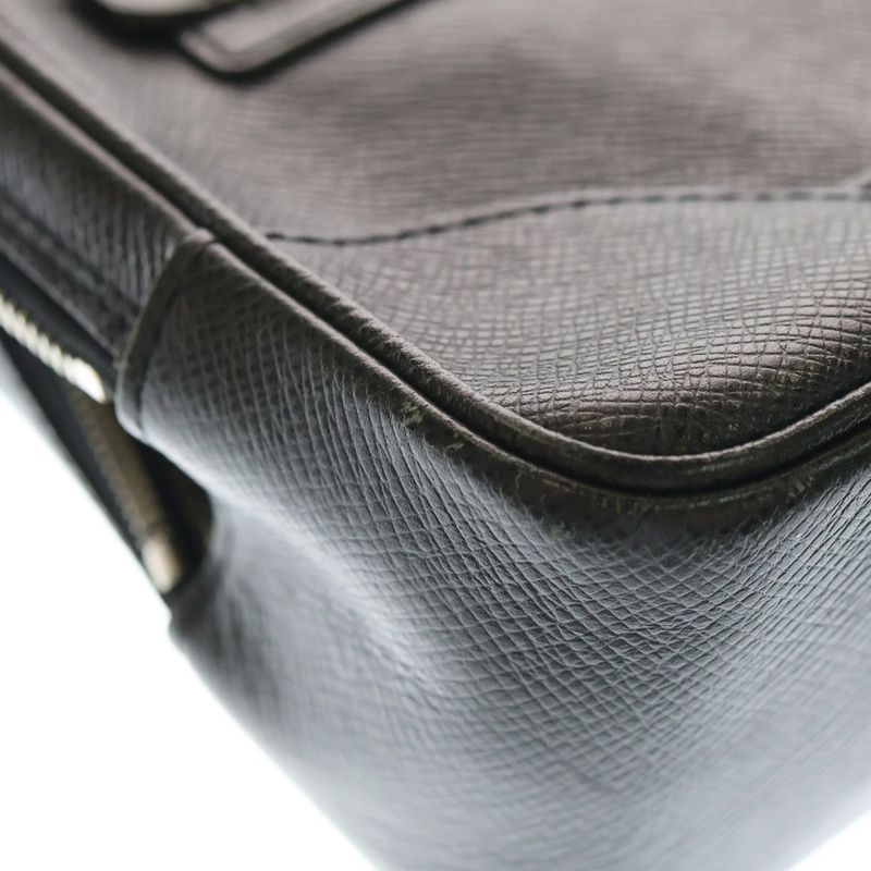 Louis Vuitton Taiga Leather Pavel Clutch Black
