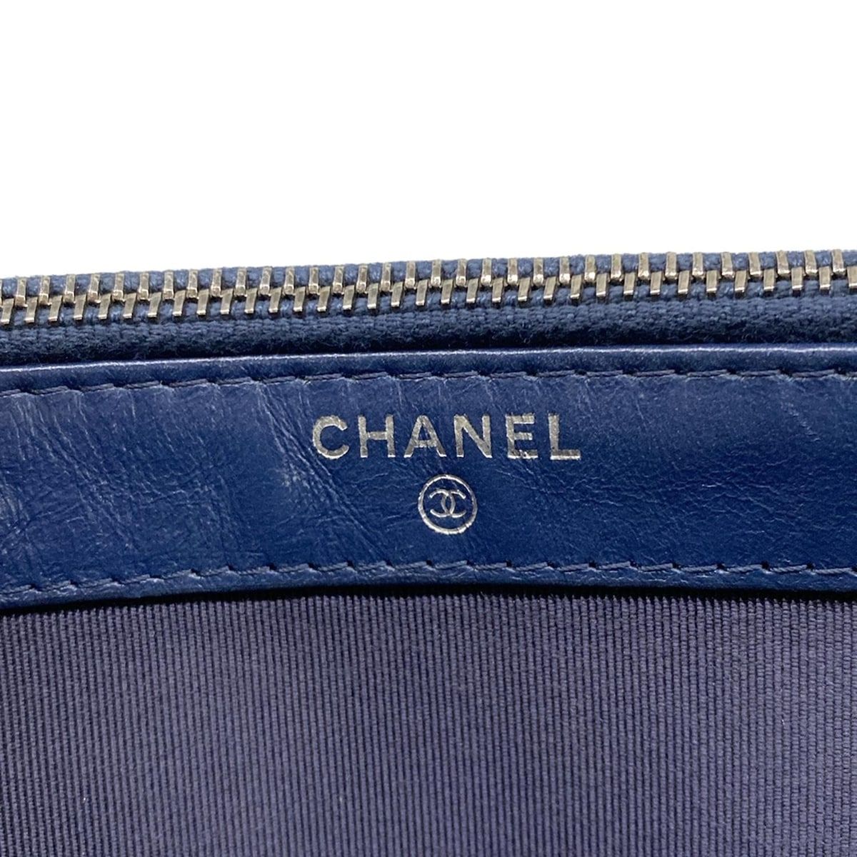 Chanel Wallet Gabriel Chain Clutch Quilted Navy Leather — view 5
