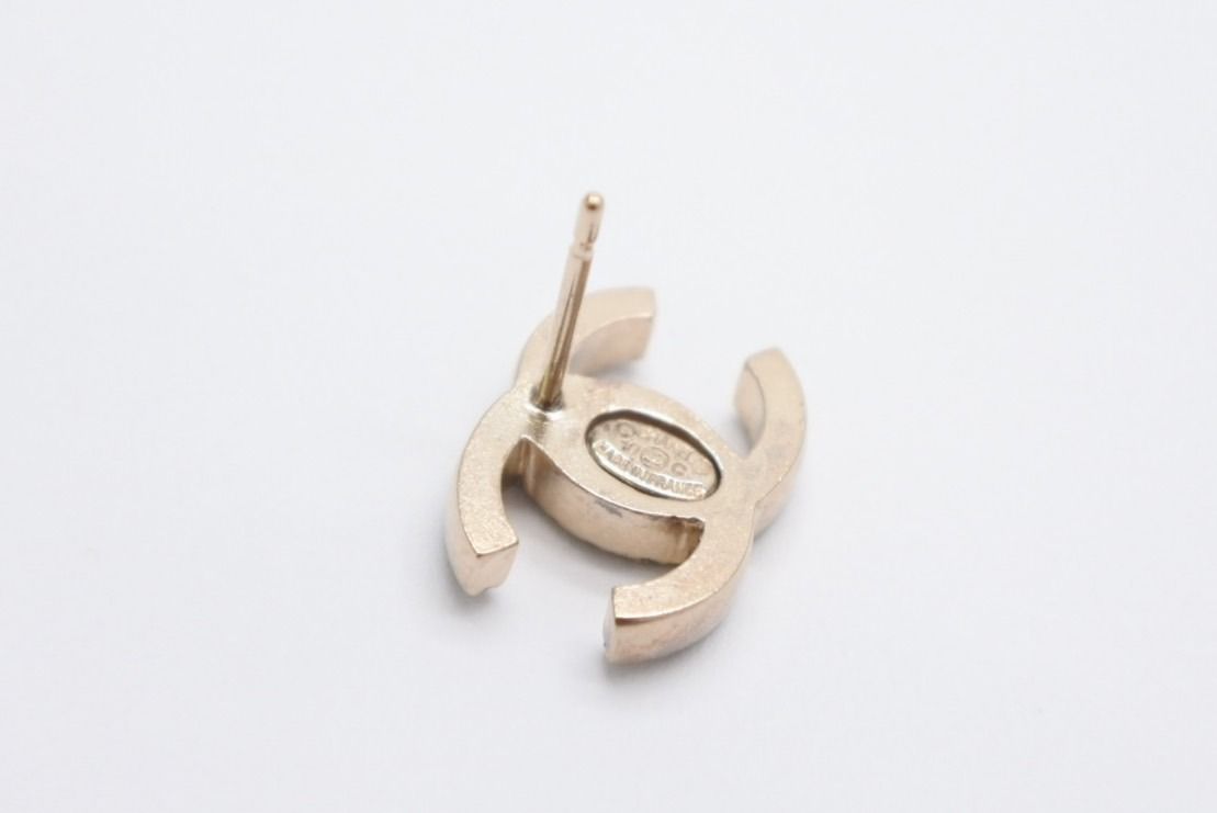 Chanel CC Logo Gold Glitter Earrings Metal — view 6