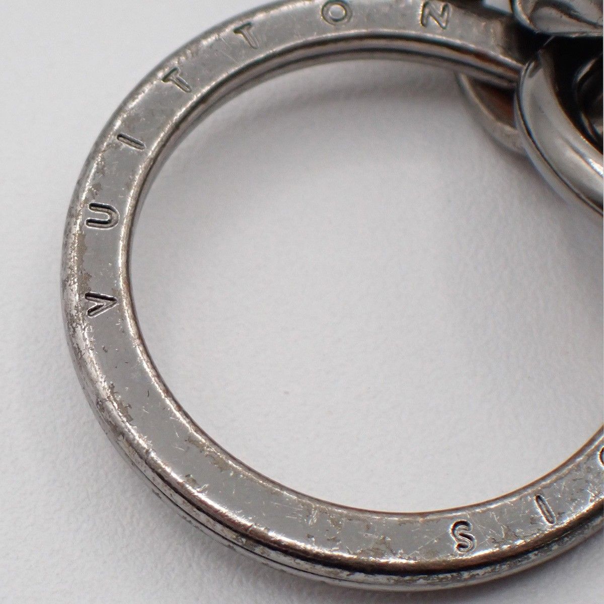 Louis Vuitton Key Folder Porte Cles Dragonne White Leather Ring — view 6