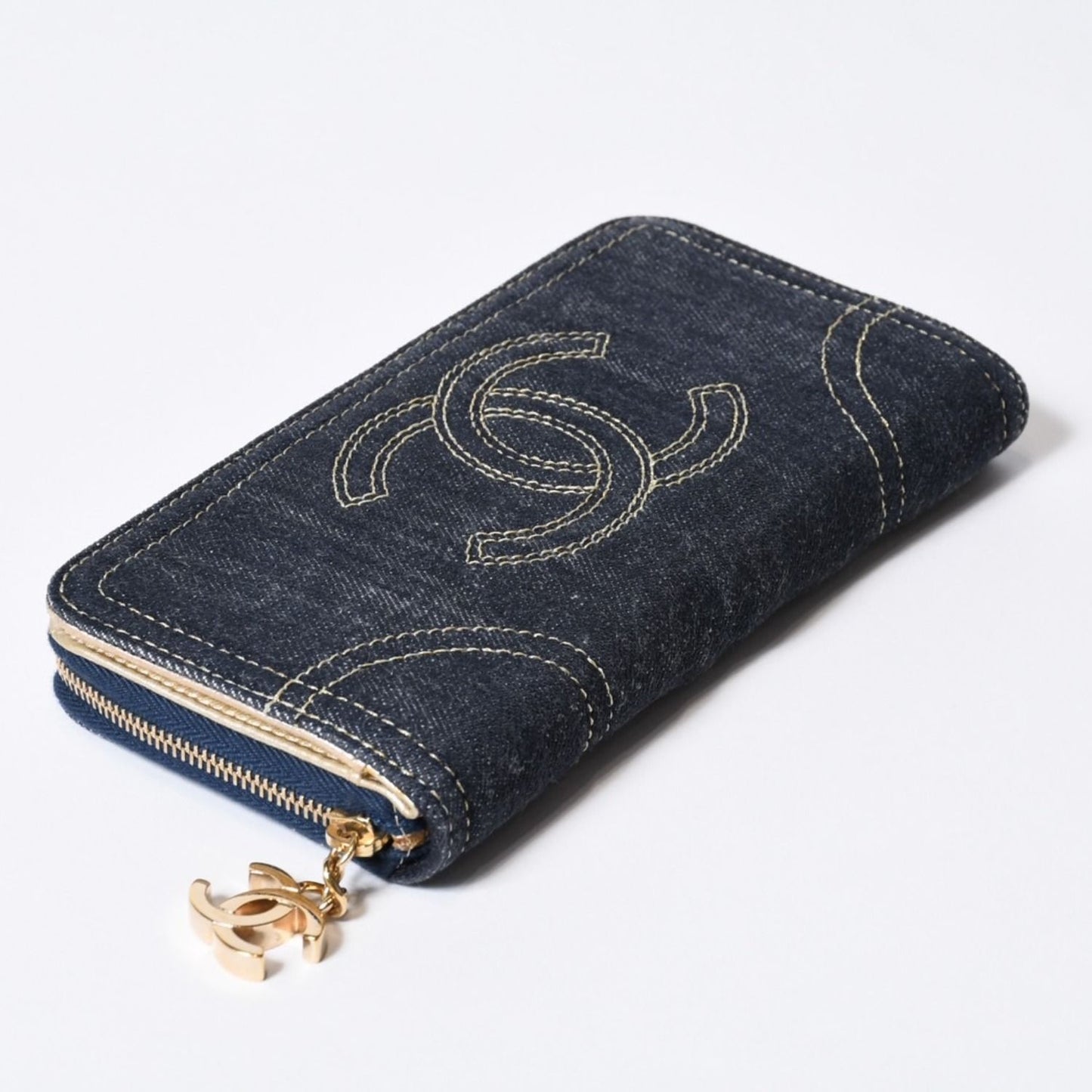 Chanel CC Logo Round Wallet Blue Denim Leather Gold — view 3