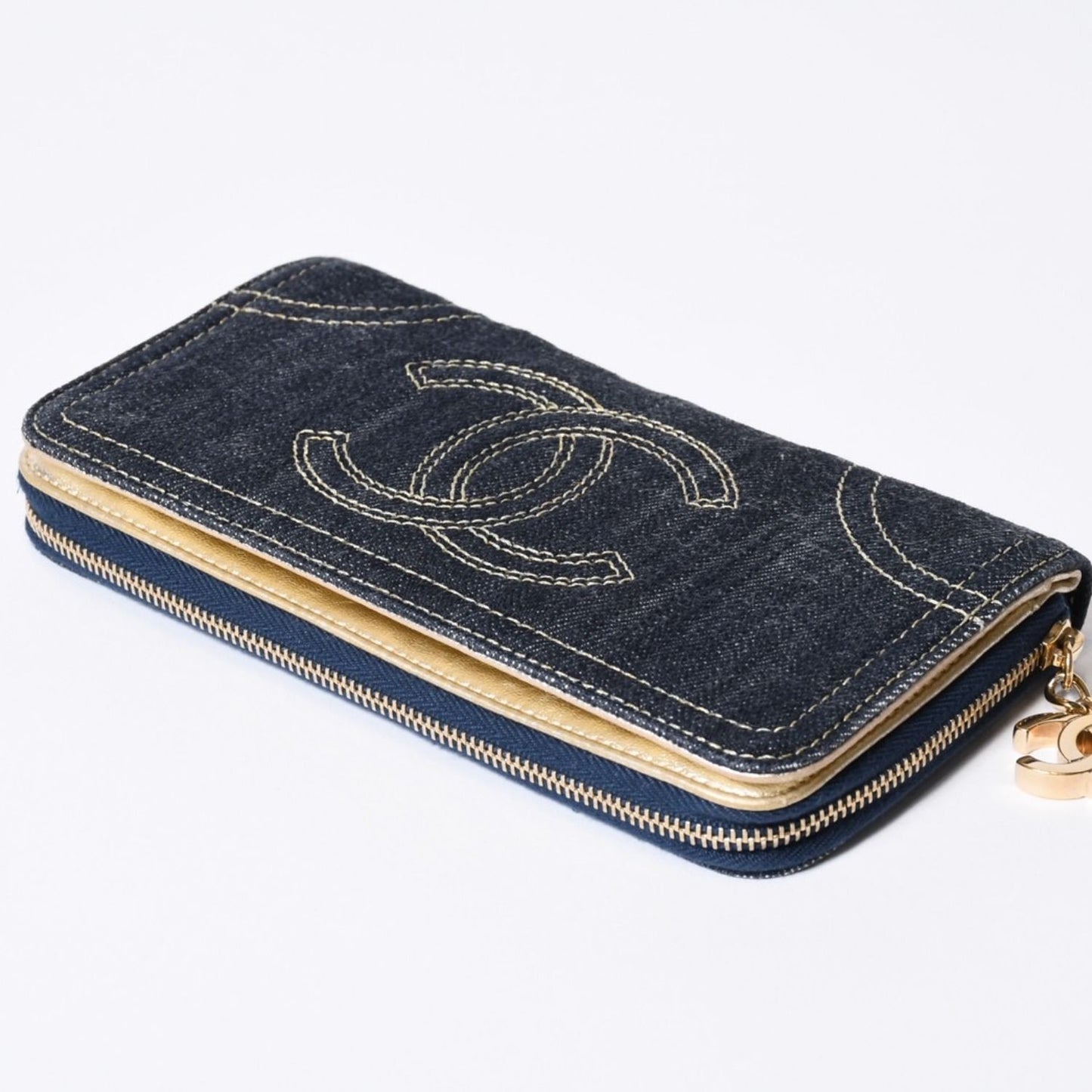 Chanel CC Logo Round Wallet Blue Denim Leather Gold — view 4