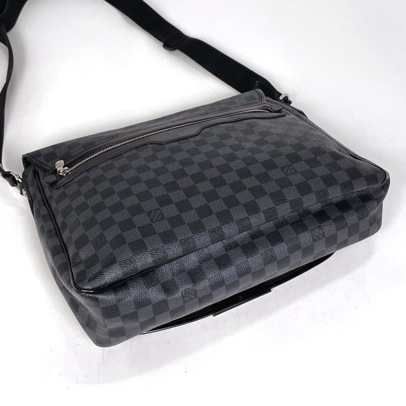 Louis Vuitton Daniel MM Messenger Bag Damier Graphite Noir Black