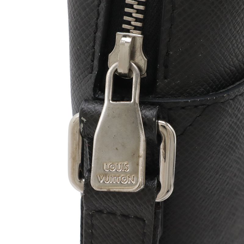 Louis Vuitton Taiga Pochette Grigori Shoulder Bag Crossbody Leather Calf