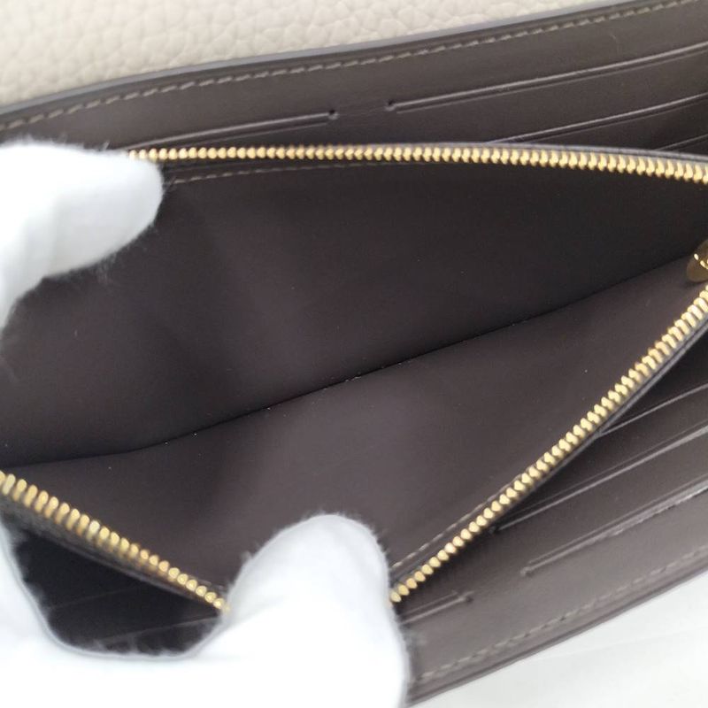 Louis Vuitton Portefeuille Capucines Wallet Taurillon Leather Galle