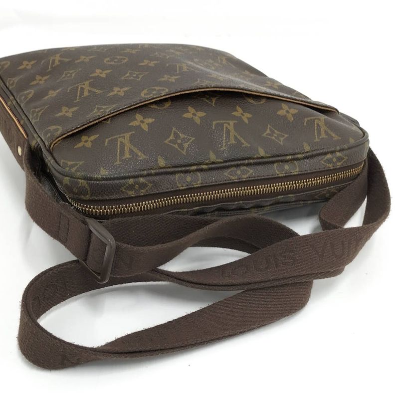 Louis Vuitton Trotteur Boble Shoulder Bag Monogram