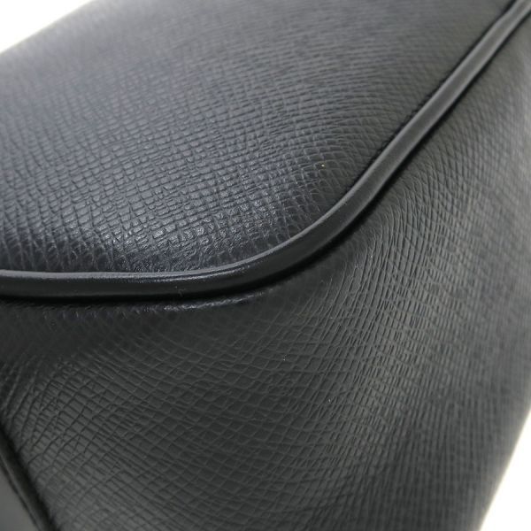 Louis Vuitton Taiga Clutch
