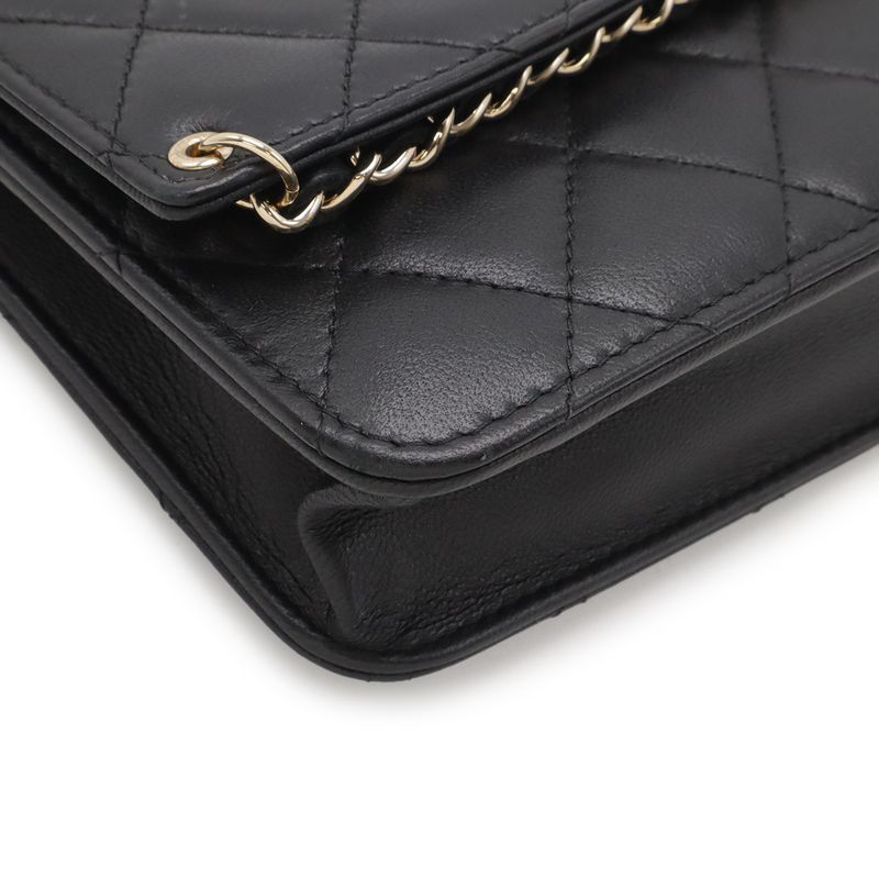 Chanel Quilted CC Logo Chain Wallet Shoulder Bag Pochette Lambskin Leather
