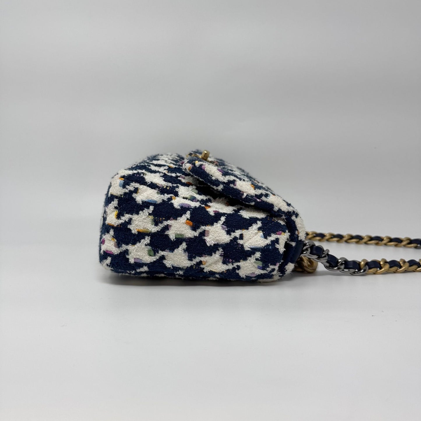 Chanel Shoulder Bag Tweed CC Logo Turnlock Gold — view 3