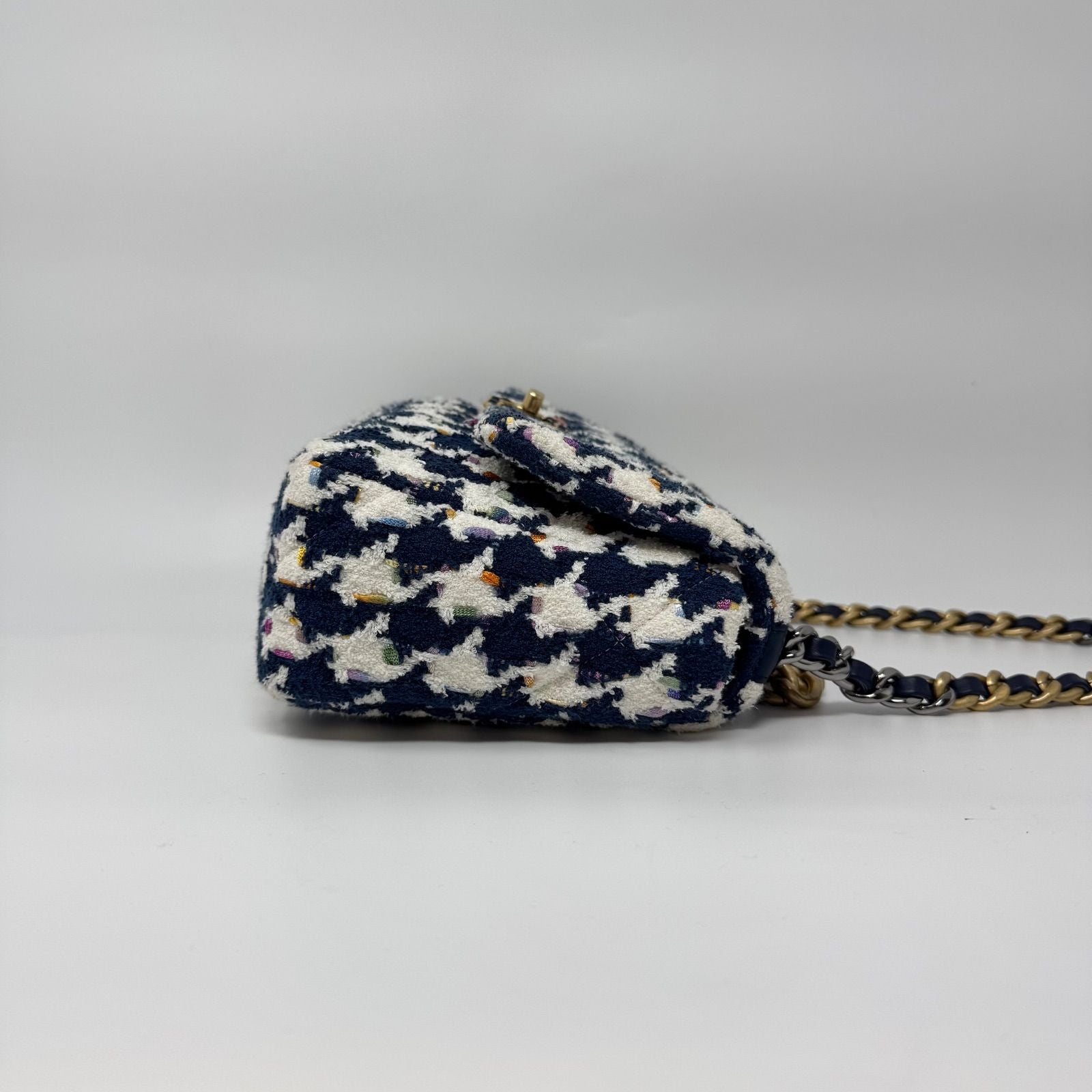 Chanel Shoulder Bag Tweed CC Logo Turnlock Gold — view 3