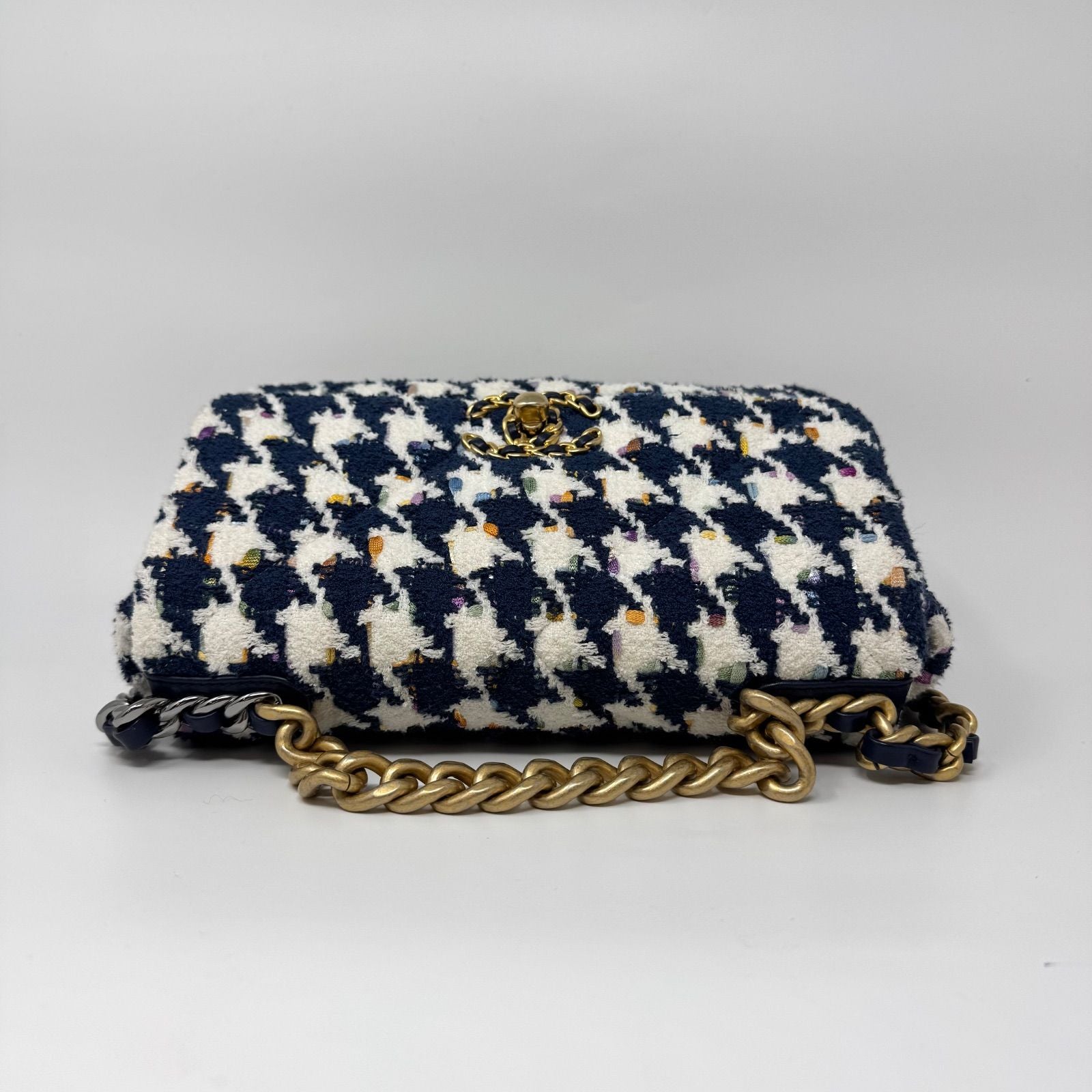 Chanel Shoulder Bag Tweed CC Logo Turnlock Gold — view 5