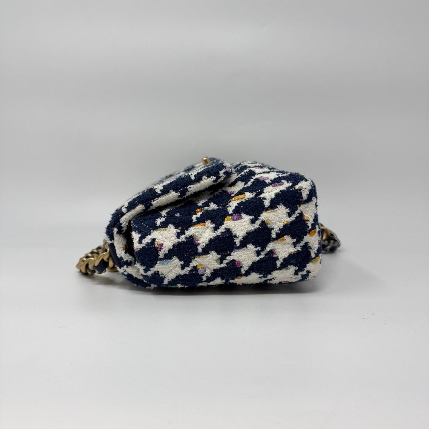 Chanel Shoulder Bag Tweed CC Logo Turnlock Gold — view 4
