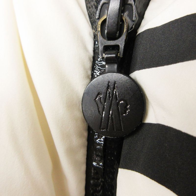 Moncler Down Jacket Maures Zip Up Logo White