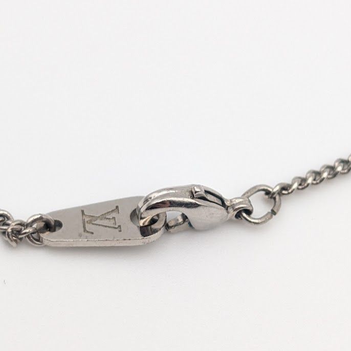 Louis Vuitton Collier Charm for Gentlemen Silver Lvlogo Paris Necklace