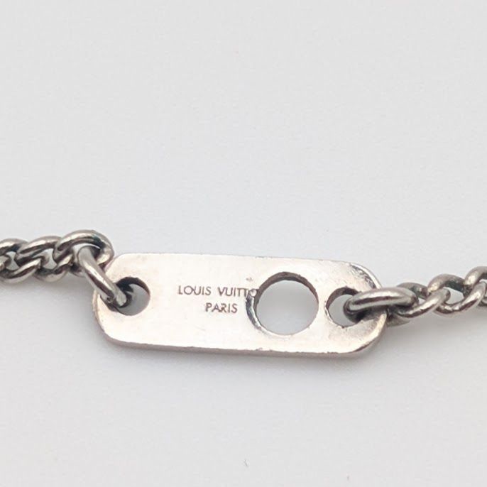 Louis Vuitton Collier Charm for Gentlemen Silver Lvlogo Paris Necklace