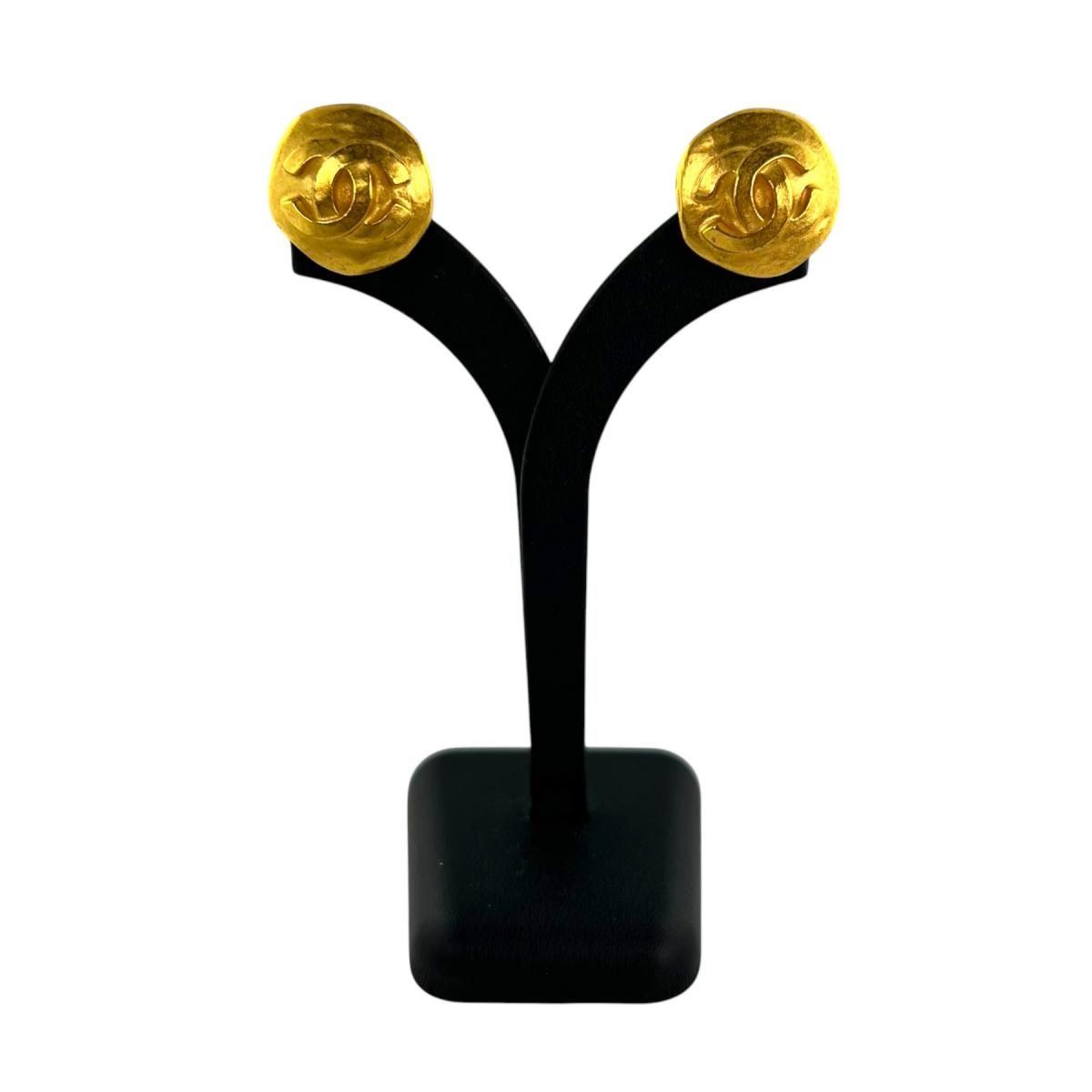 Chanel Turnlock Round Earrings CC Logo Gold — view 3