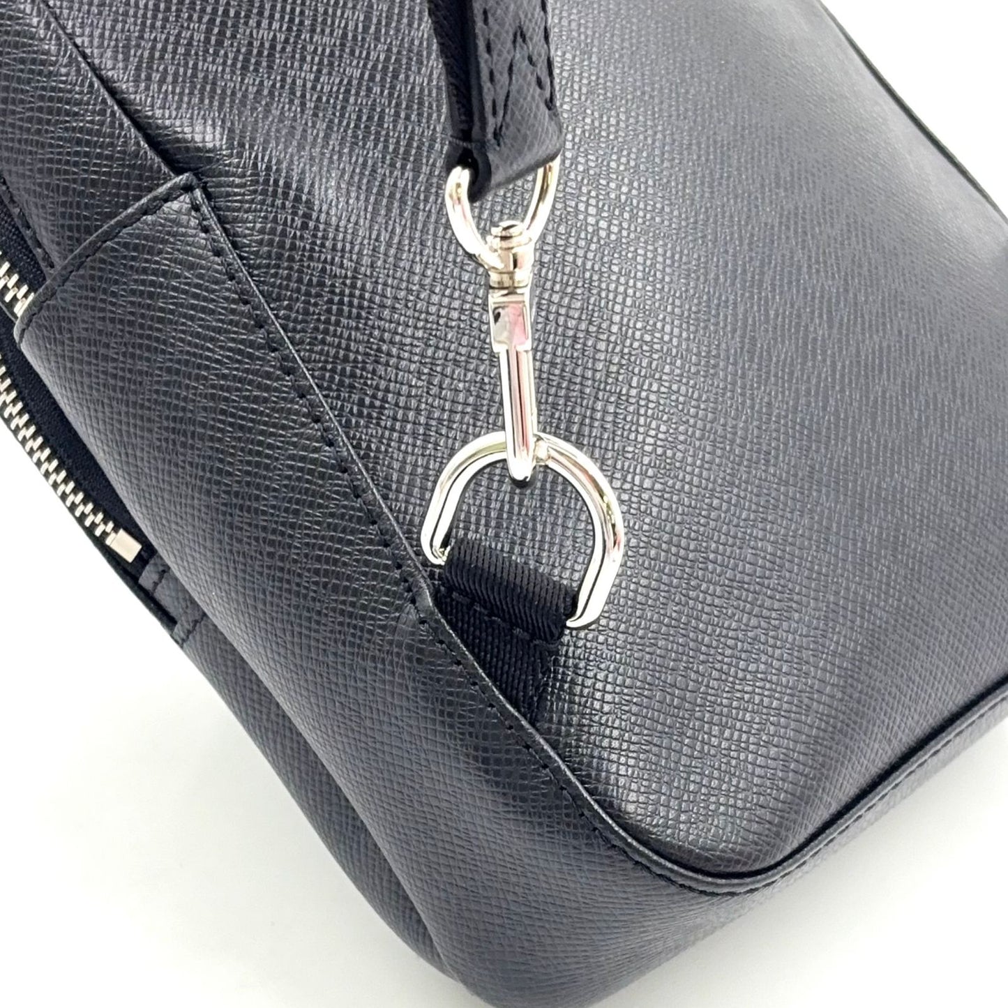 Louis Vuitton Taiga Avenue Ring Leather Black Belt Bag Silver — view 8