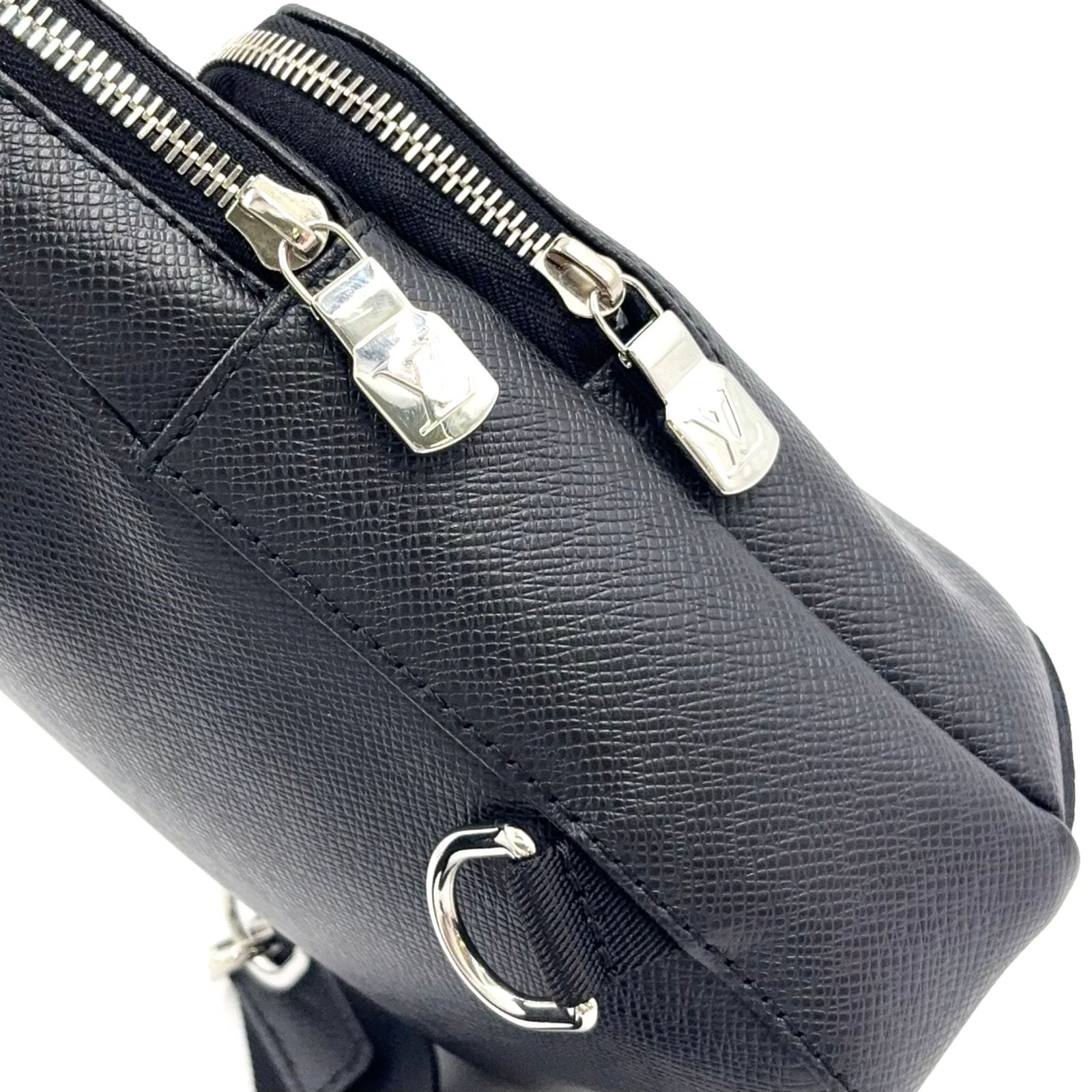 Louis Vuitton Taiga Avenue Ring Leather Black Belt Bag Silver — view 7