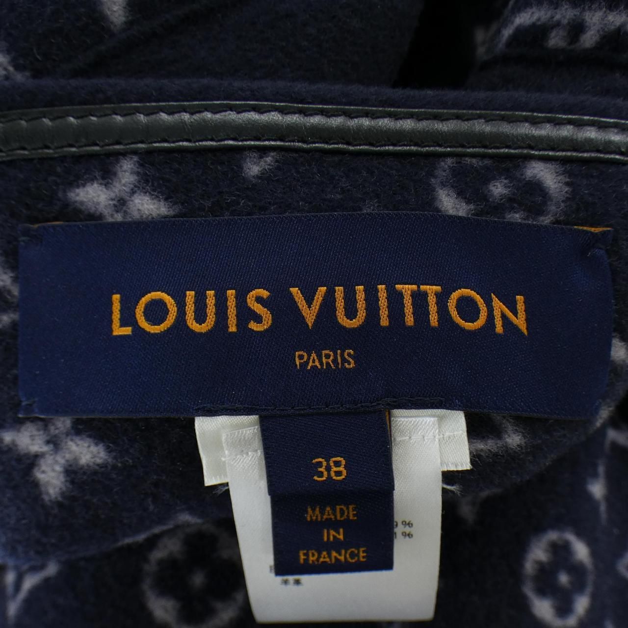 Louis Vuitton Monogram Inside Zip Cape FF Reversible — view 4