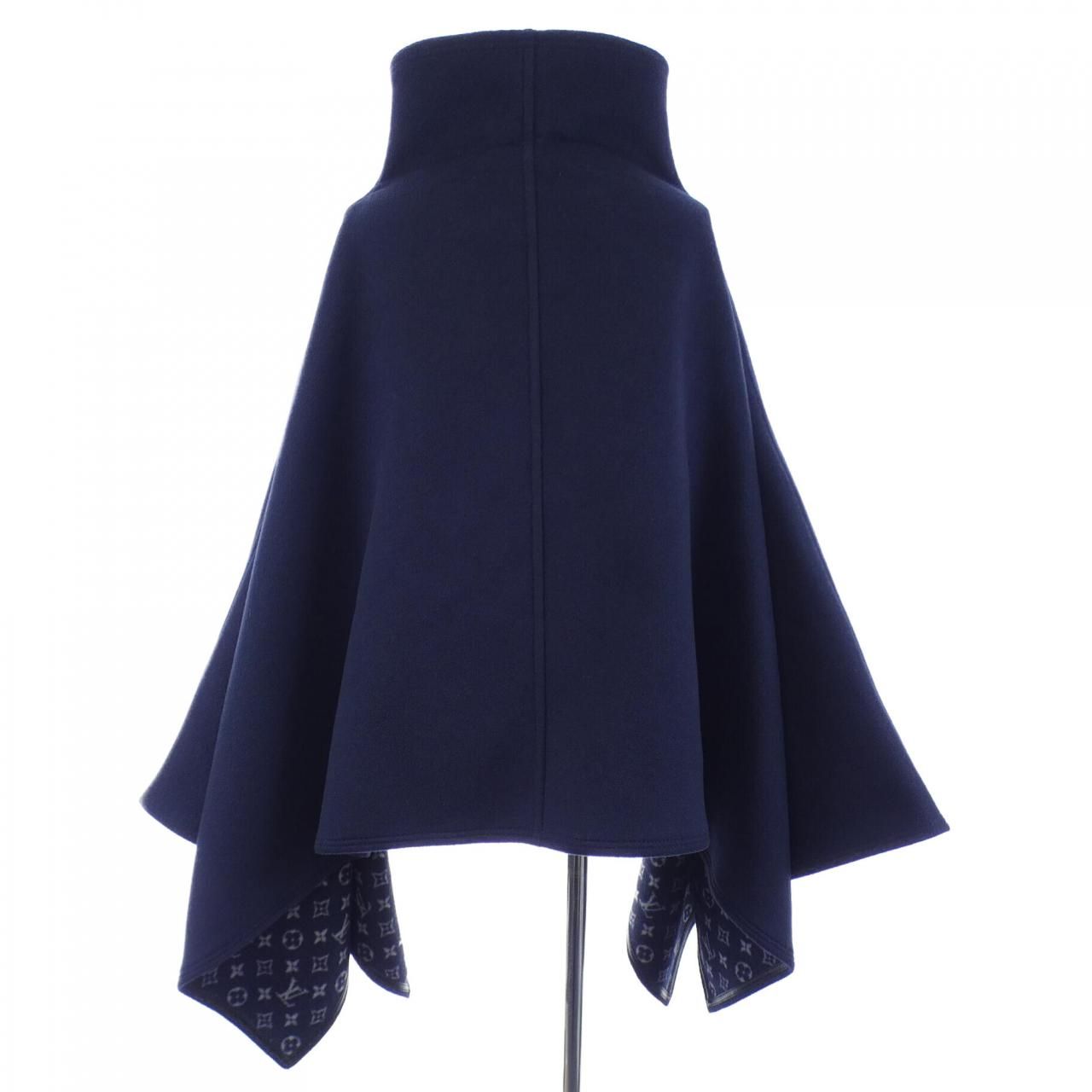 Louis Vuitton Monogram Inside Zip Cape FF Reversible — view 2