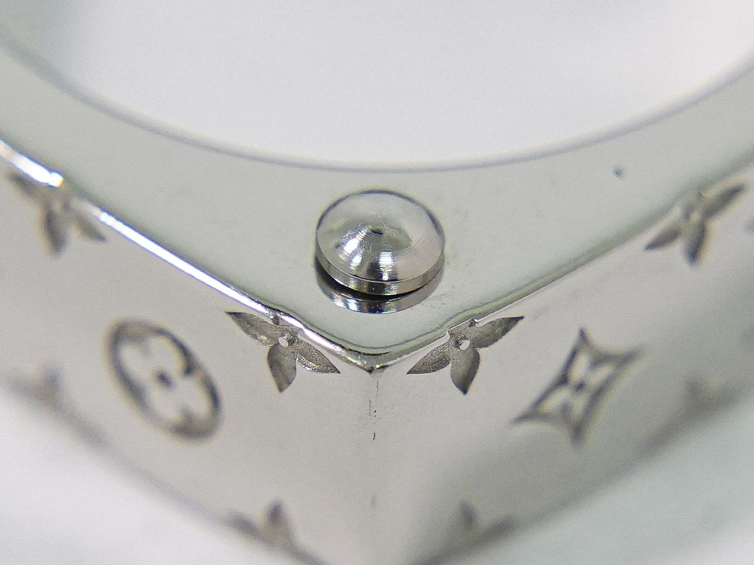 Louis Vuitton LV Ring Monogram Gold M Metal Silver — view 5