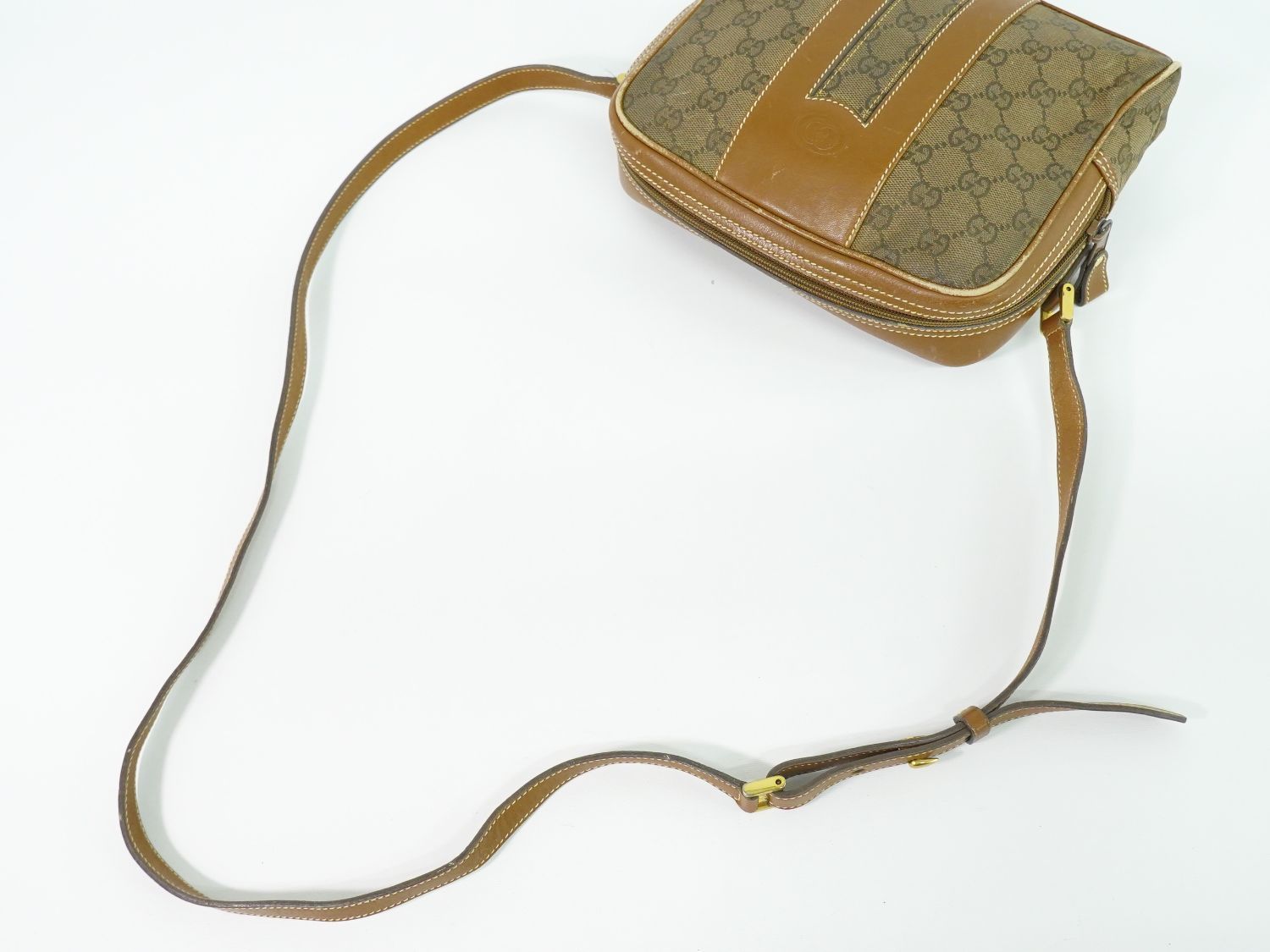 Gucci GG Supreme Shoulder Bag Pochette Brown — view 4